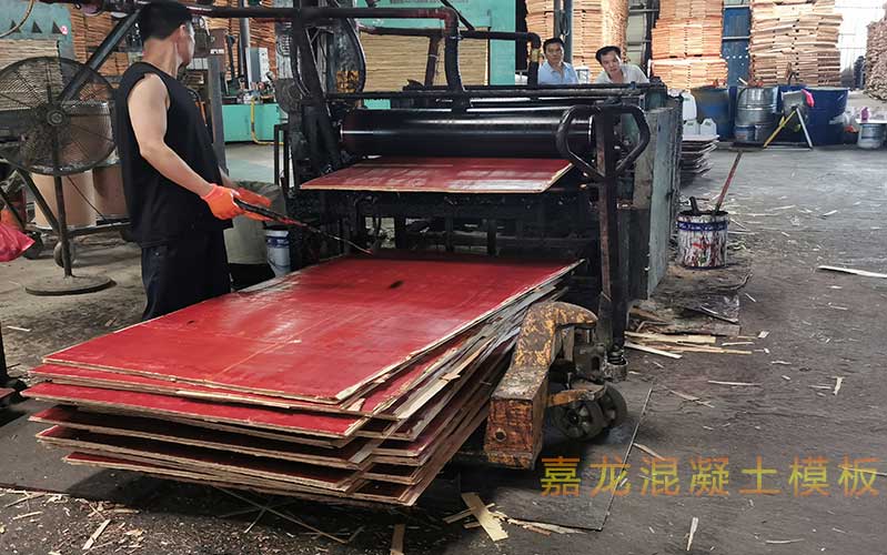 混凝土專用建筑模板生產(chǎn)線實拍